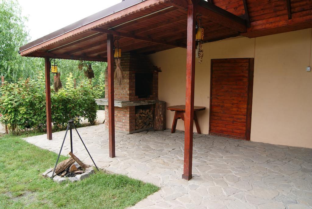 Pensiunea Bujorul Comana Exterior foto